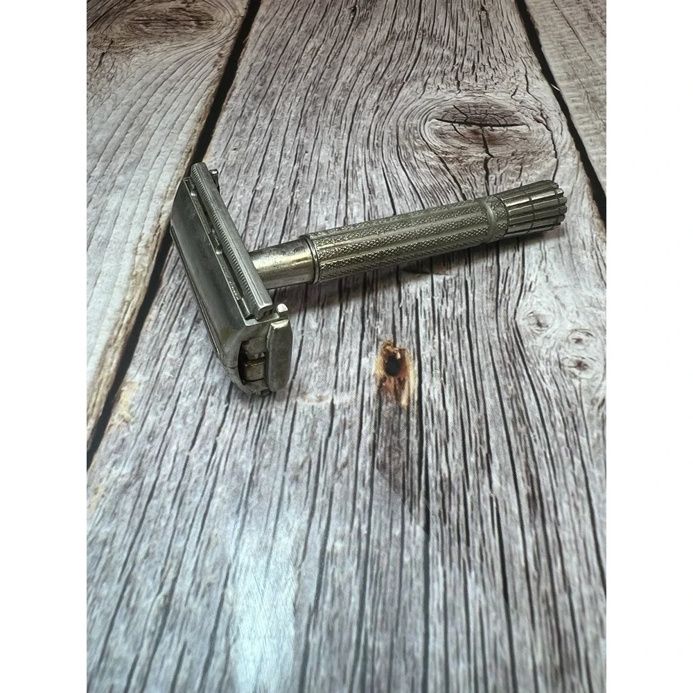 Vintage‎ 1955 Gillette Flare Tip Double Edge Safety Razor A4 One Piece